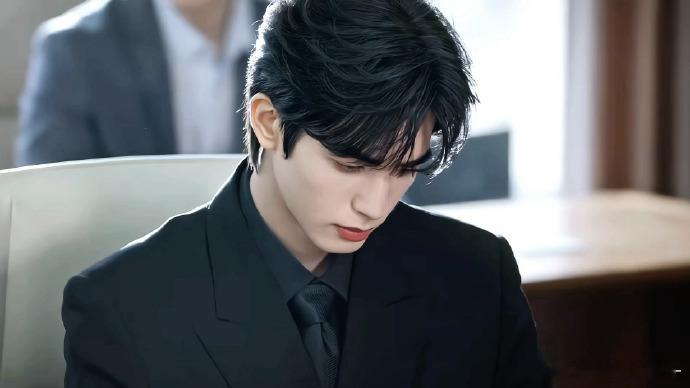 宋威龙 奶奶粉也为你而来 四川奶奶千里追宋威龙，见面会上举着手幅认真又可爱，这画