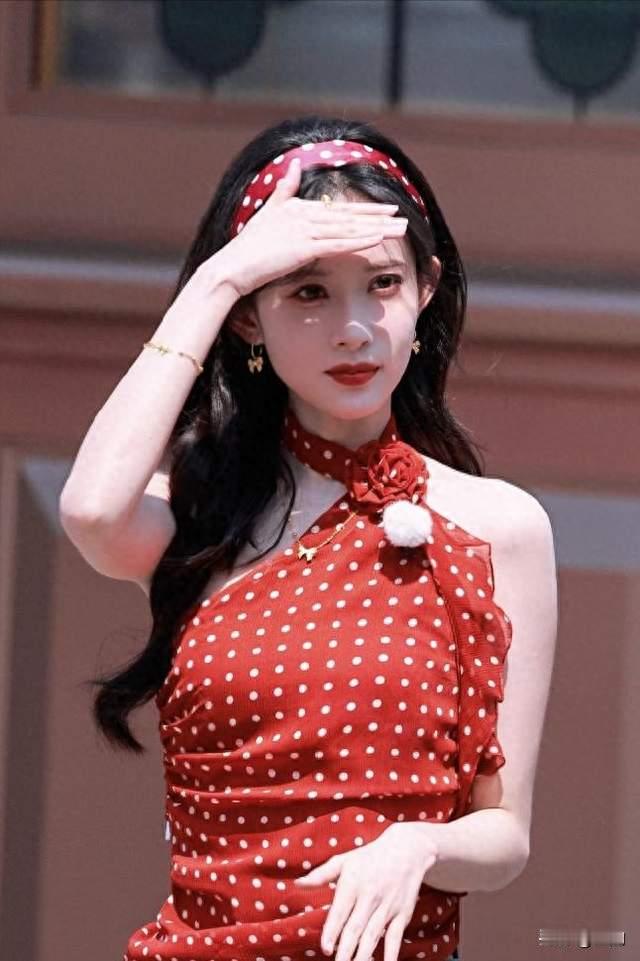 一年3套复古造型3次刷屏：孟子义凭什么把"港风"焊在身上？