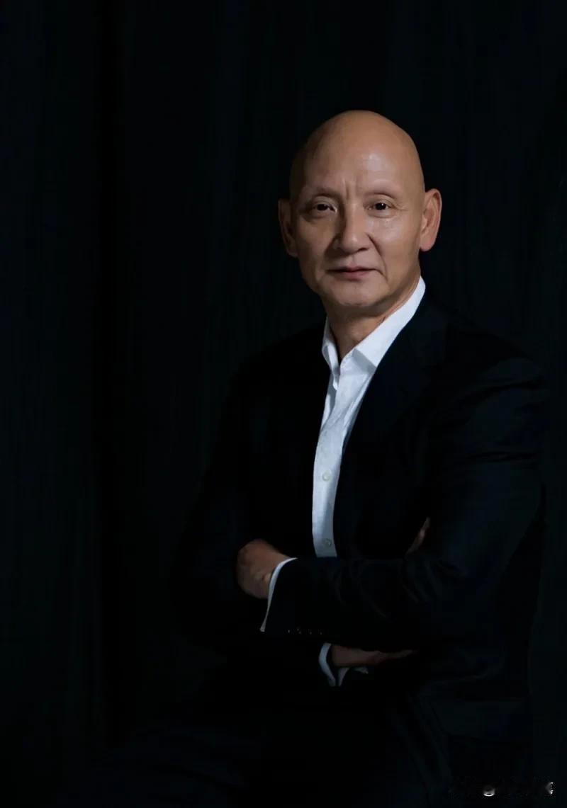 演员，杜玉明说：掉头发这件事一度困扰了我很多年，其实我不是一开始就光头的，我刚刚