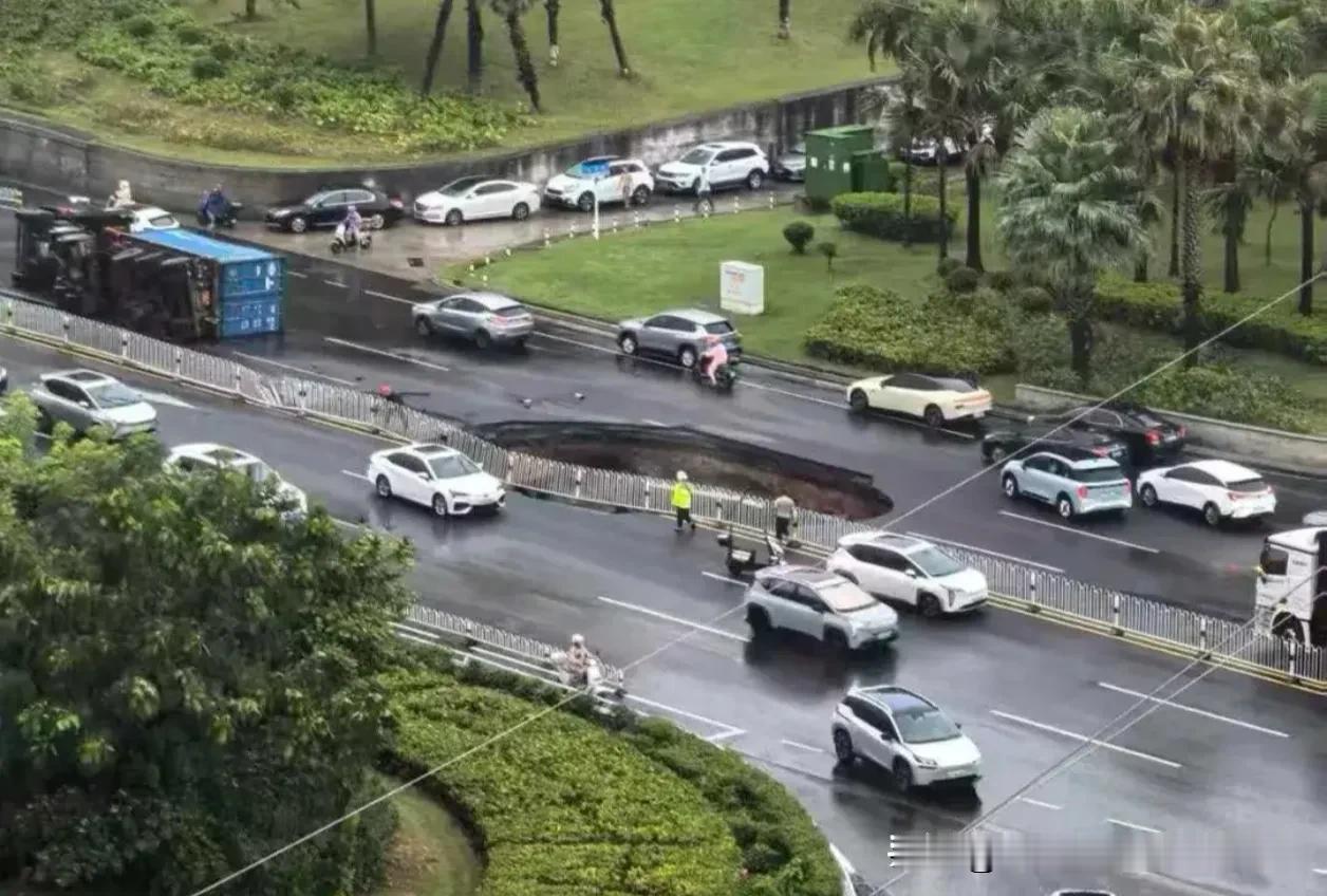 突发！海口丘海大道惊现“吞车”巨坑，有车辆陷落侧翻，交警紧急提示→

就在今天（