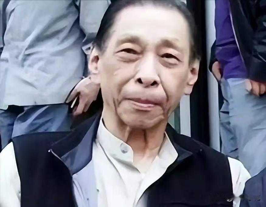 1991年，杜月笙的儿子来到北京，想要收回父亲当年购置的四合院，然而，所有住户都