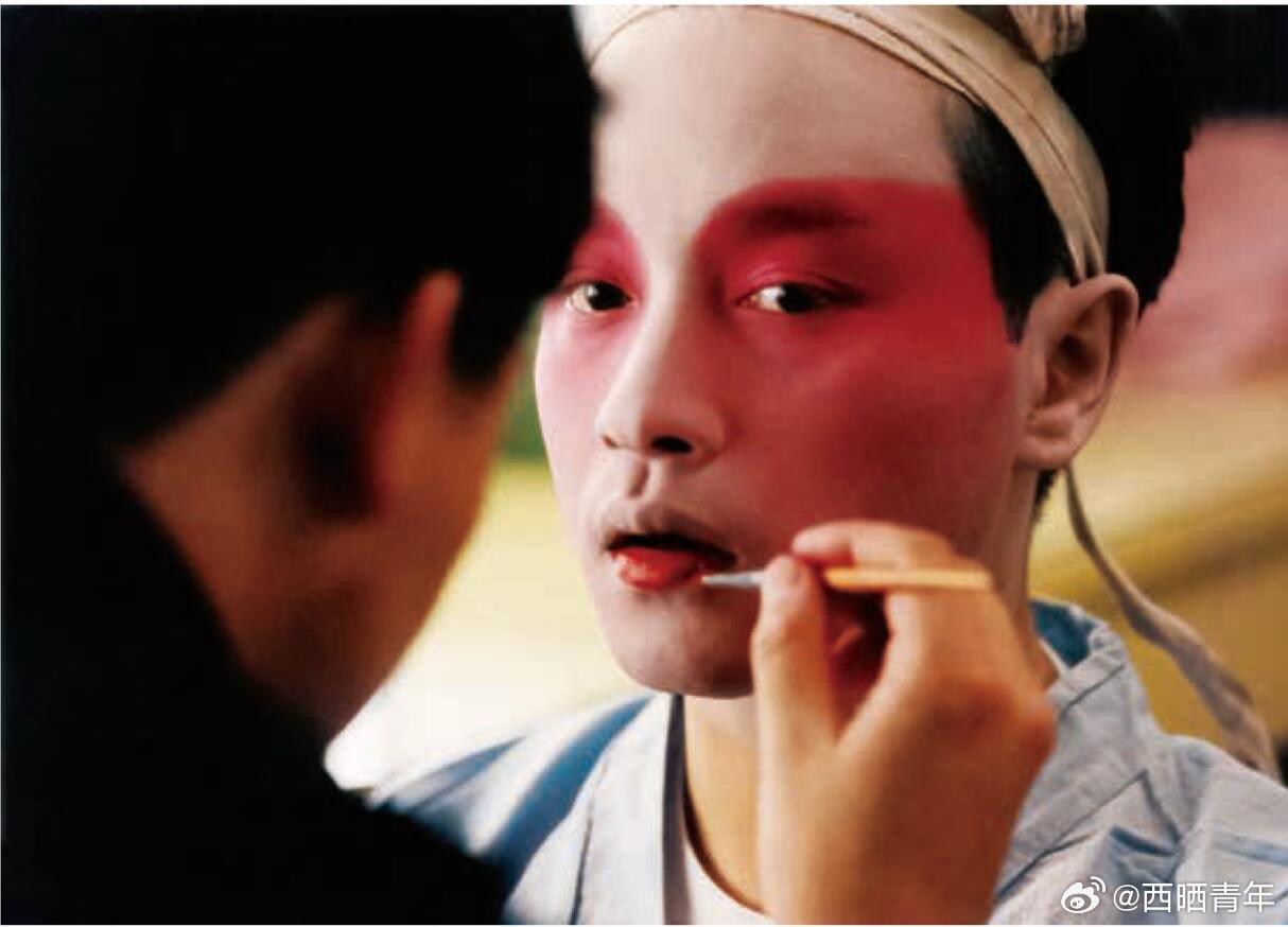 张国荣在《霸王别姬》拍摄期间的一张片场照，由叶锦添拍摄。“这张片场照里，化妆师正