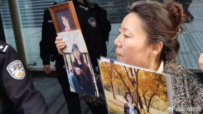 家门口遇害案女子母亲庭审前发声 【“成都27岁女子家门口遇害案”二审今日开庭】6