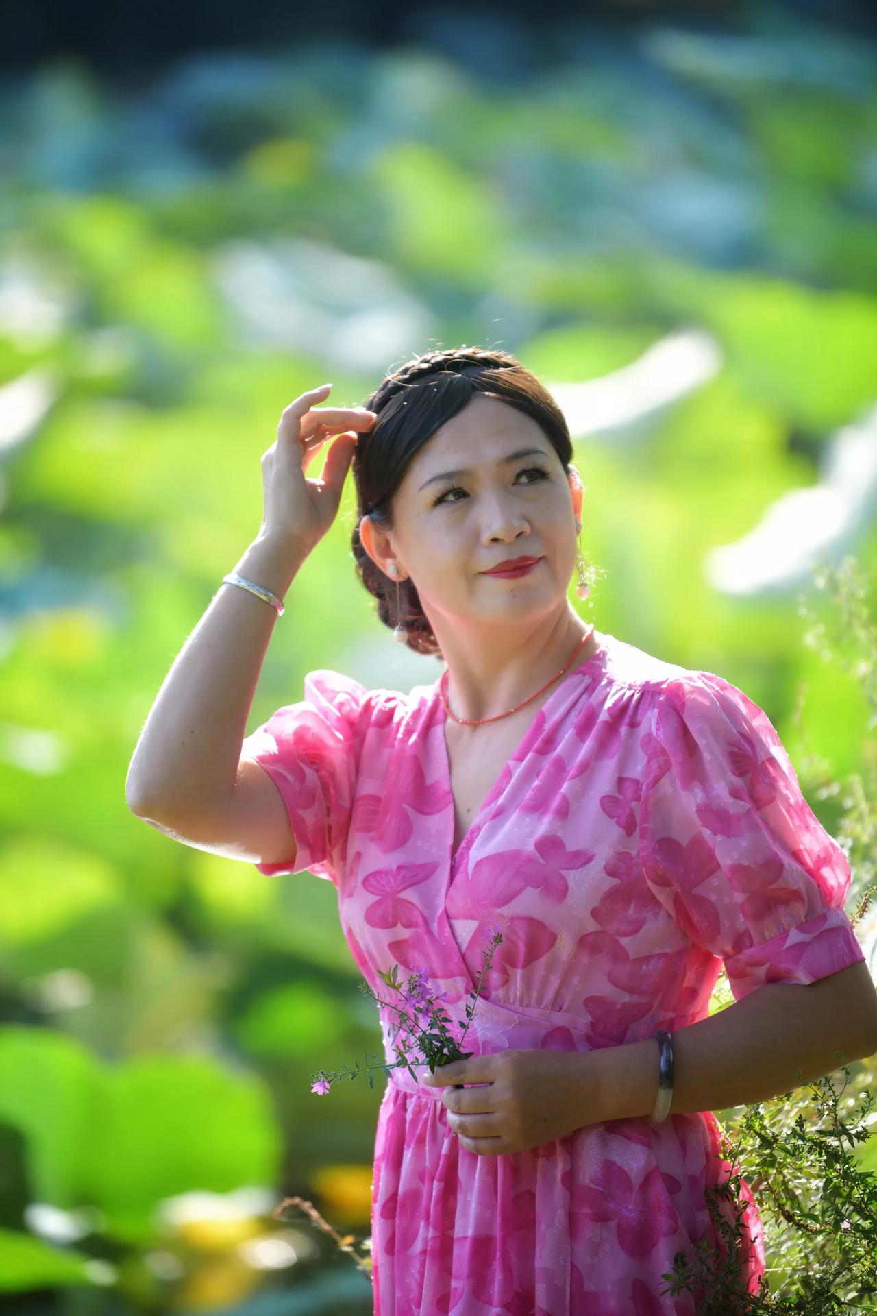 #随手拍几张荷塘风景# 美好的清晨，美好的阳光。#随手拍荷塘小景# #荷塘小景随