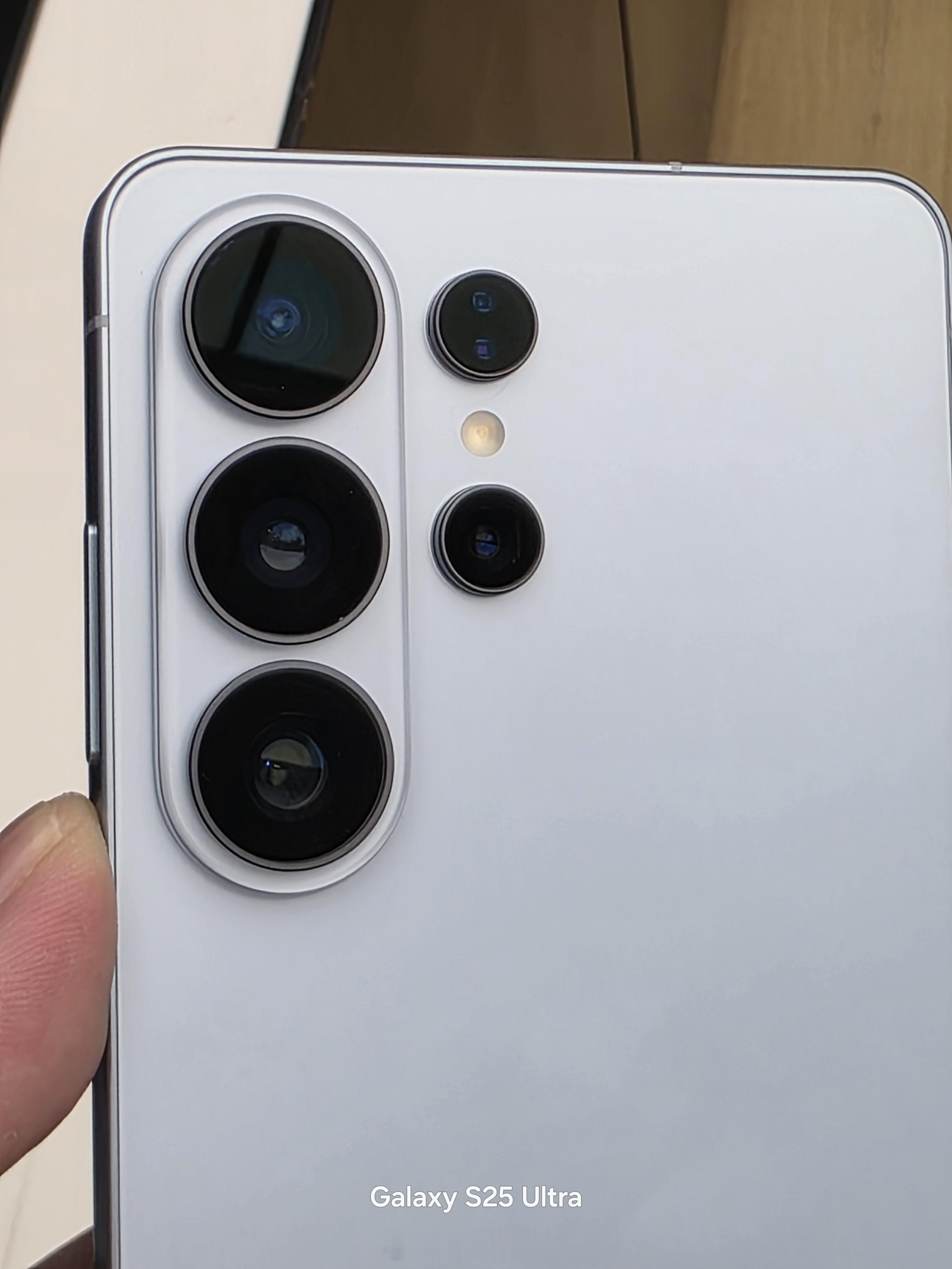 去门店上手体验了一下三星S26 Ultra，不得不说，整体质感确实在线，手感很扎