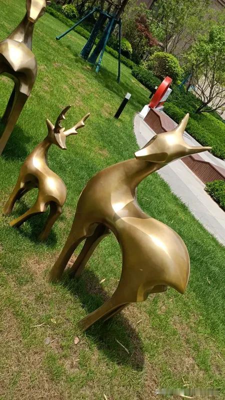 人活一辈子，怎样活最快乐？我觉得有几个要点。
别跟负面的人多接触，哈佛研究说每天