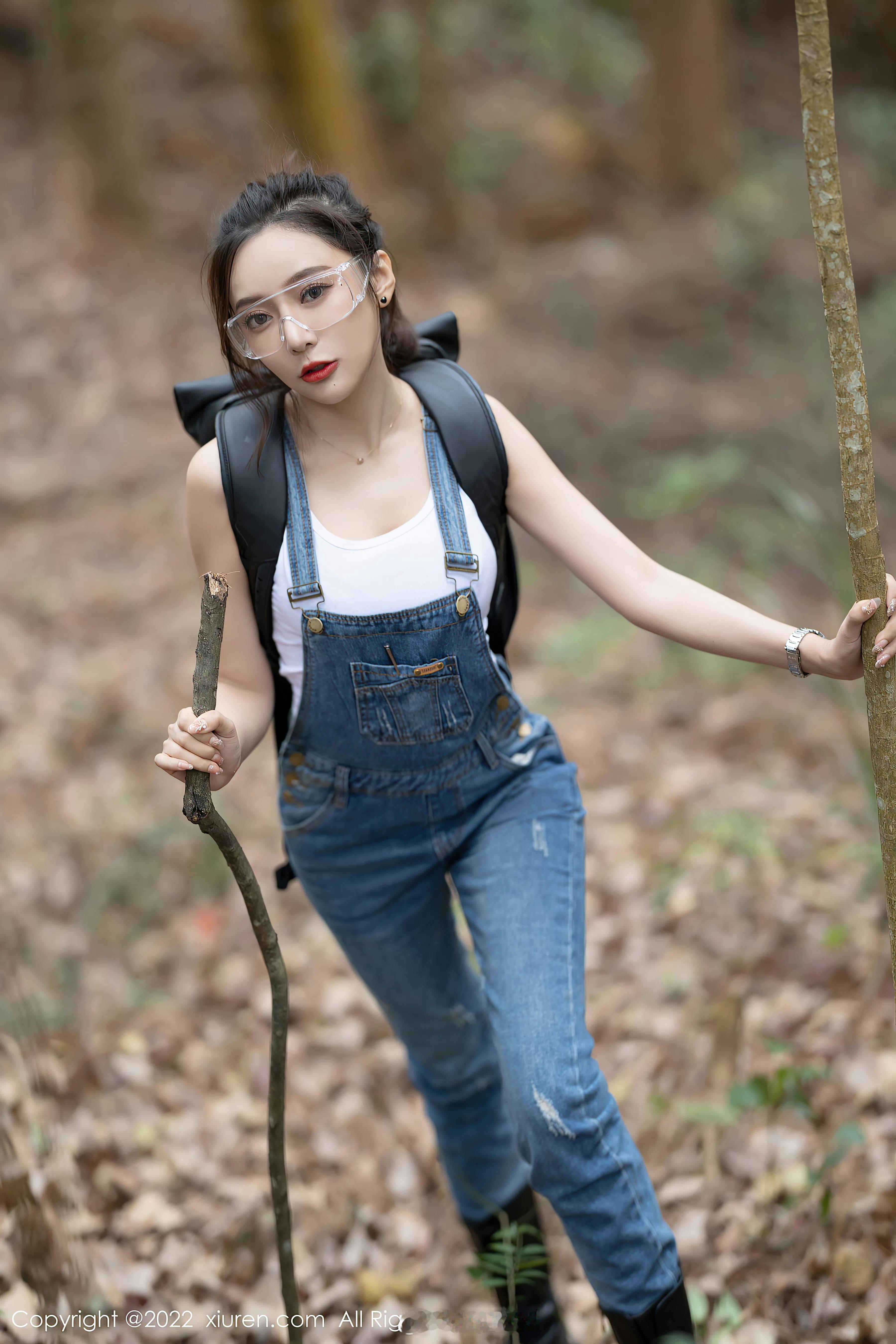 爬山的女孩子 ​​​