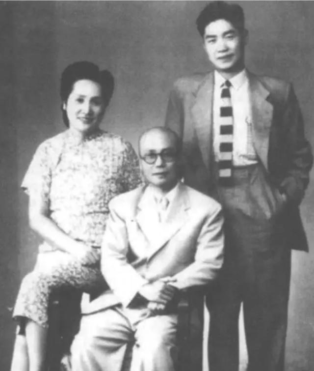 1946年，地下党前往指定地点与人接头时，突然看到来人是国军中将，大惊之下脱口而