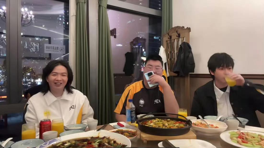 小胖给吕德华上分  有小胖这个大手子，吕德华就躺好吧，上大分！ 