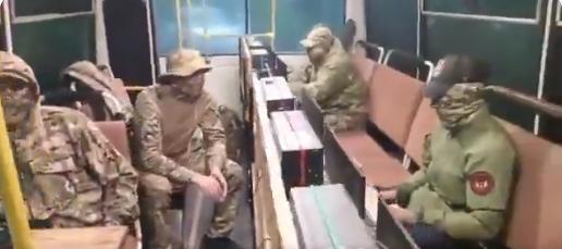 图文：俄军公布的视频显示前线俄军用民用巴士运输装备和无人机操作员

关于俄罗斯“