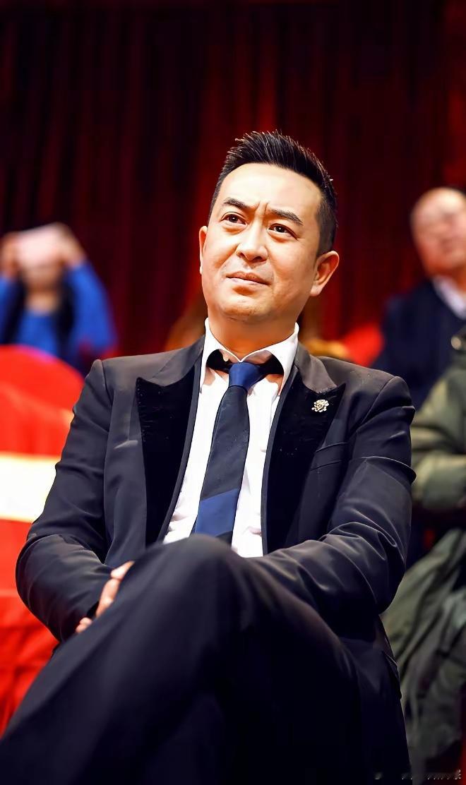 央视都亲自下场点名了，56岁的张嘉益，又给整个内娱上了一课。新剧《主角》里，他演