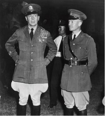 1932年，艾森豪威尔和当时陆军参谋长麦克阿瑟留下了一张合影，当时艾森豪威尔正是