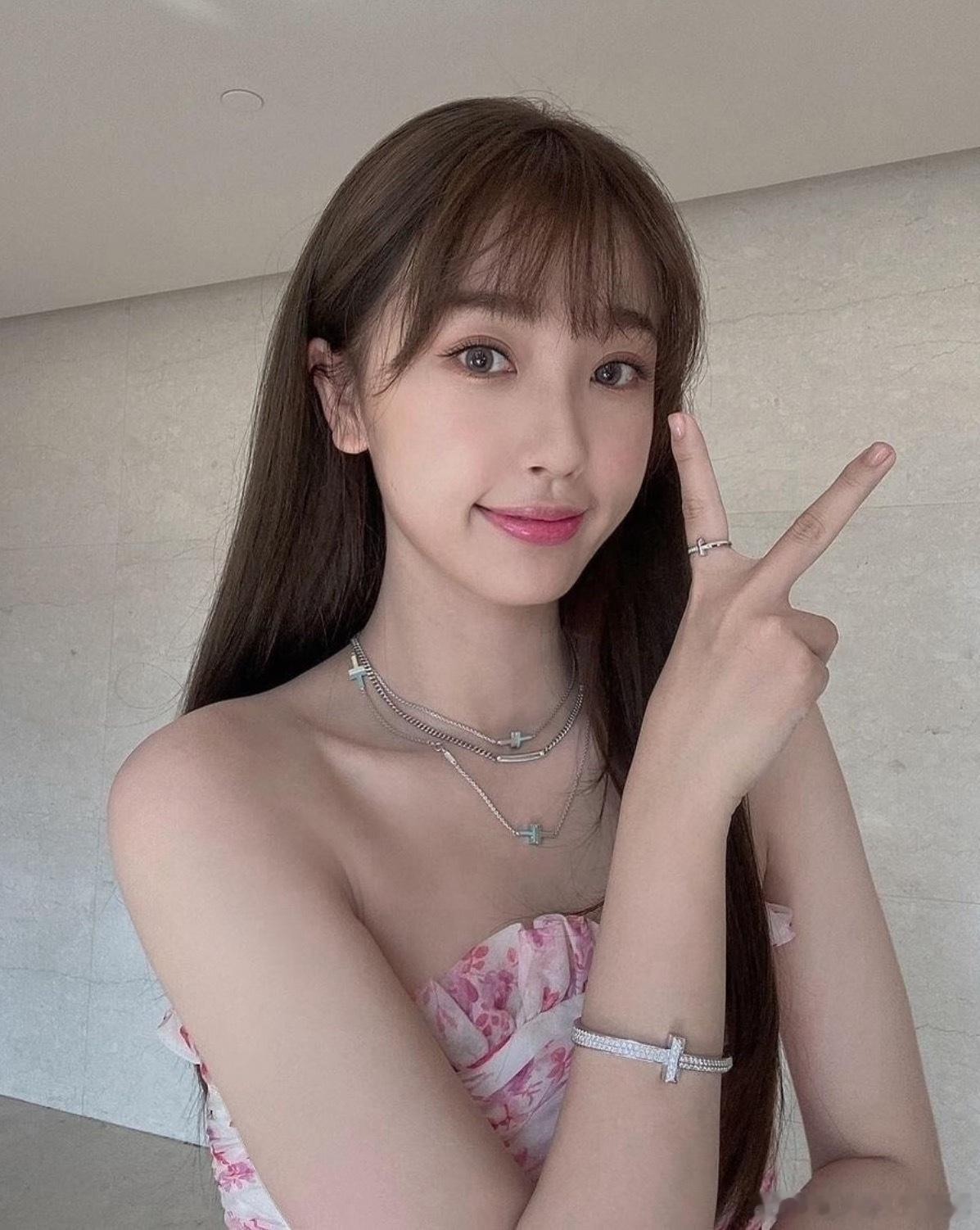 女明星🌸的纤纤玉手 