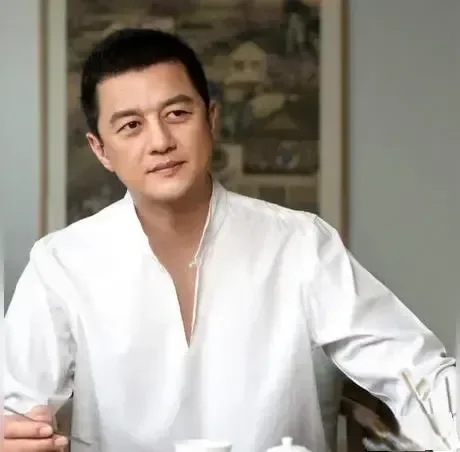 一次，主持人问李亚鹏:“当初很多男人都很羡慕你，娶了一个天后老婆！”李...