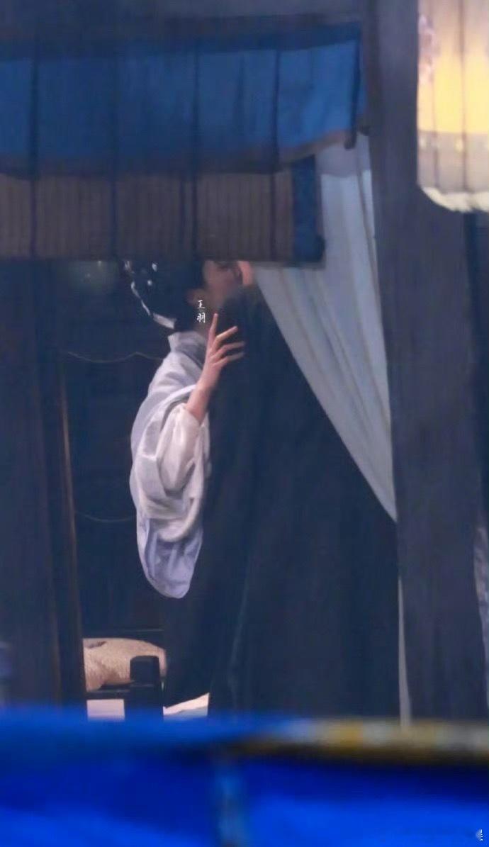 檀健次卢昱晓好激烈的吻戏檀健次、卢昱晓《何不同舟渡》新路透，520这天”扑倒吻”