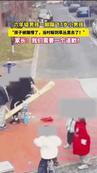 有人天生就是坏种！一个七岁男孩蹲在草地上玩。他穿着蓝色外套，手里捏着几片刚捡的叶