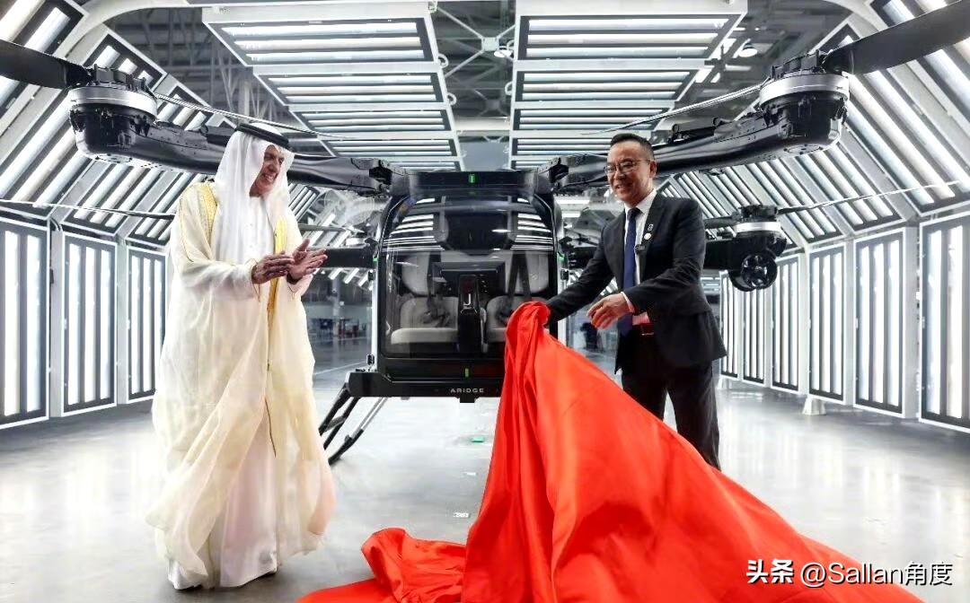 看到特斯拉在炫技飞行汽车，小鹏直接给阿联酋交付了一架可以量产的飞行汽车！

这是