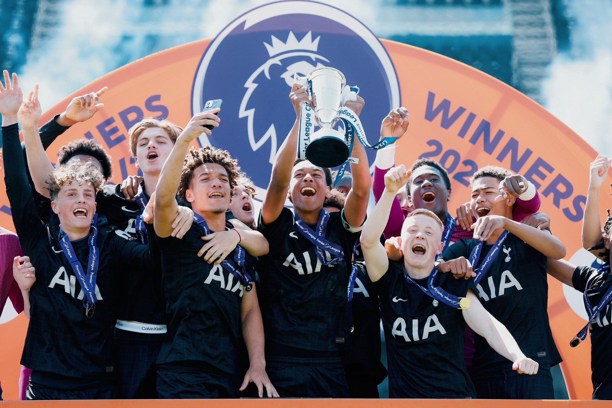 恭喜热刺青训梯队捧起U16英超杯冠军🏆 