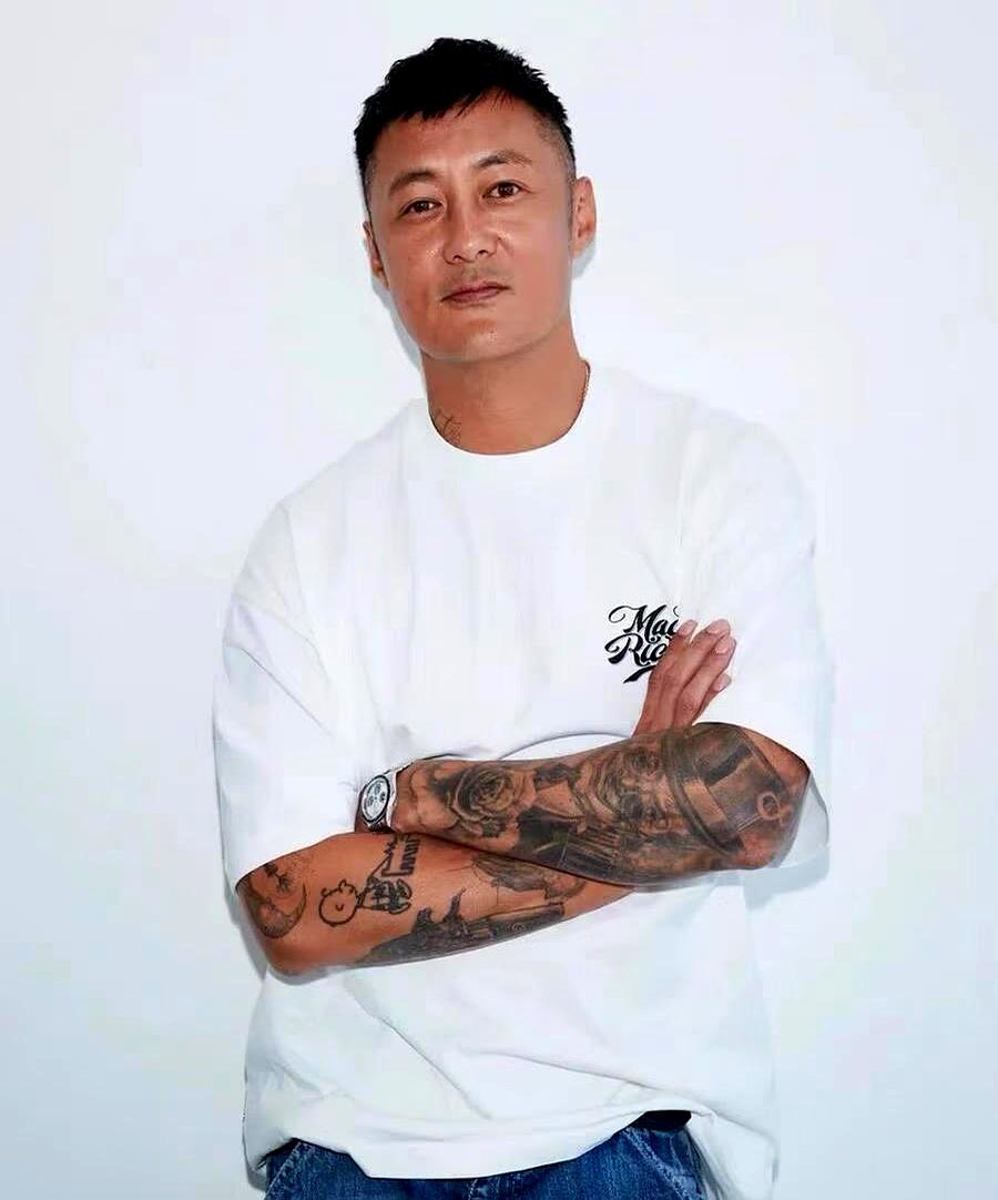 那个曾经在夜店连轴转的浪子，居然能在婚姻里憋足整整9年？
别天真了，我敢打赌，余