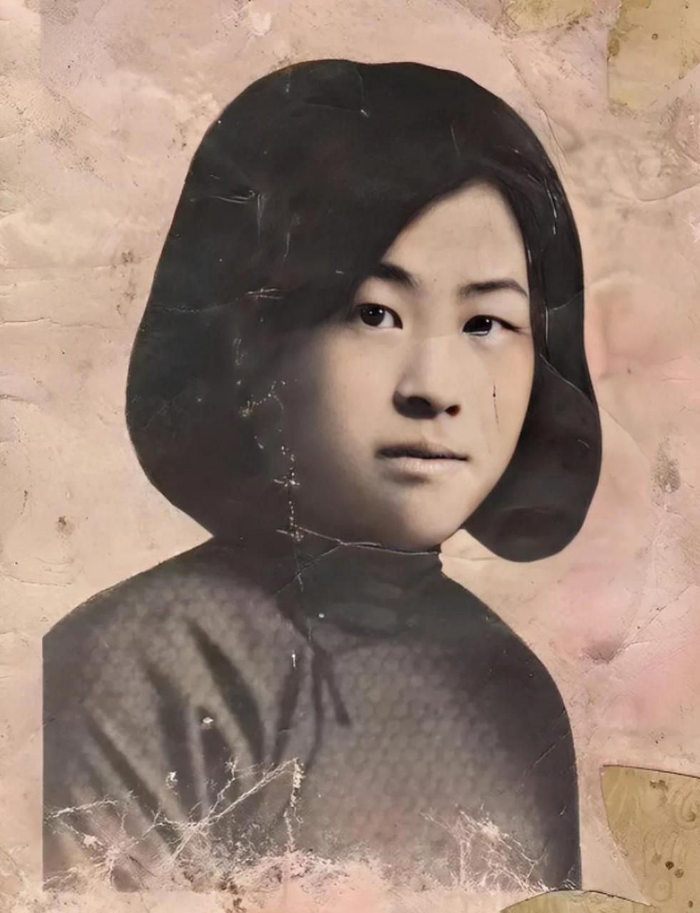 1938年3月的一个深夜，哈尔滨道外景阳街“天泰客栈”里，20岁的张宗兰把最后一