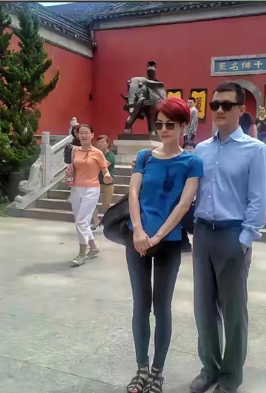 王菲选人的眼光不太行，选鞋的眼光也很勉强！谁都知道，她这么有名的大明星穿的鞋子肯