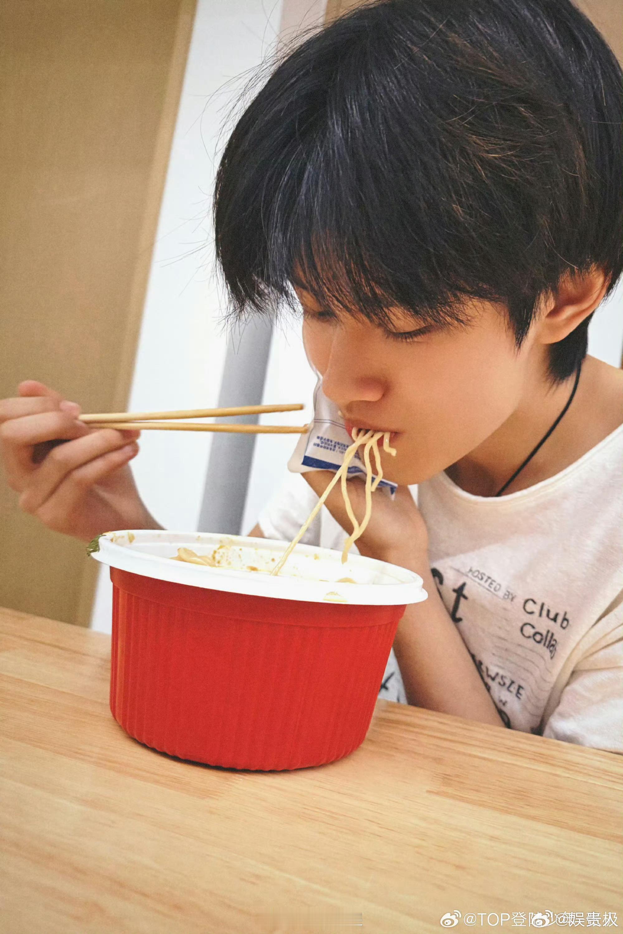 张极拔了两颗牙张极拔完牙就去吃面了 太虎了，一定很疼吧，刚拔完牙就吃面条 