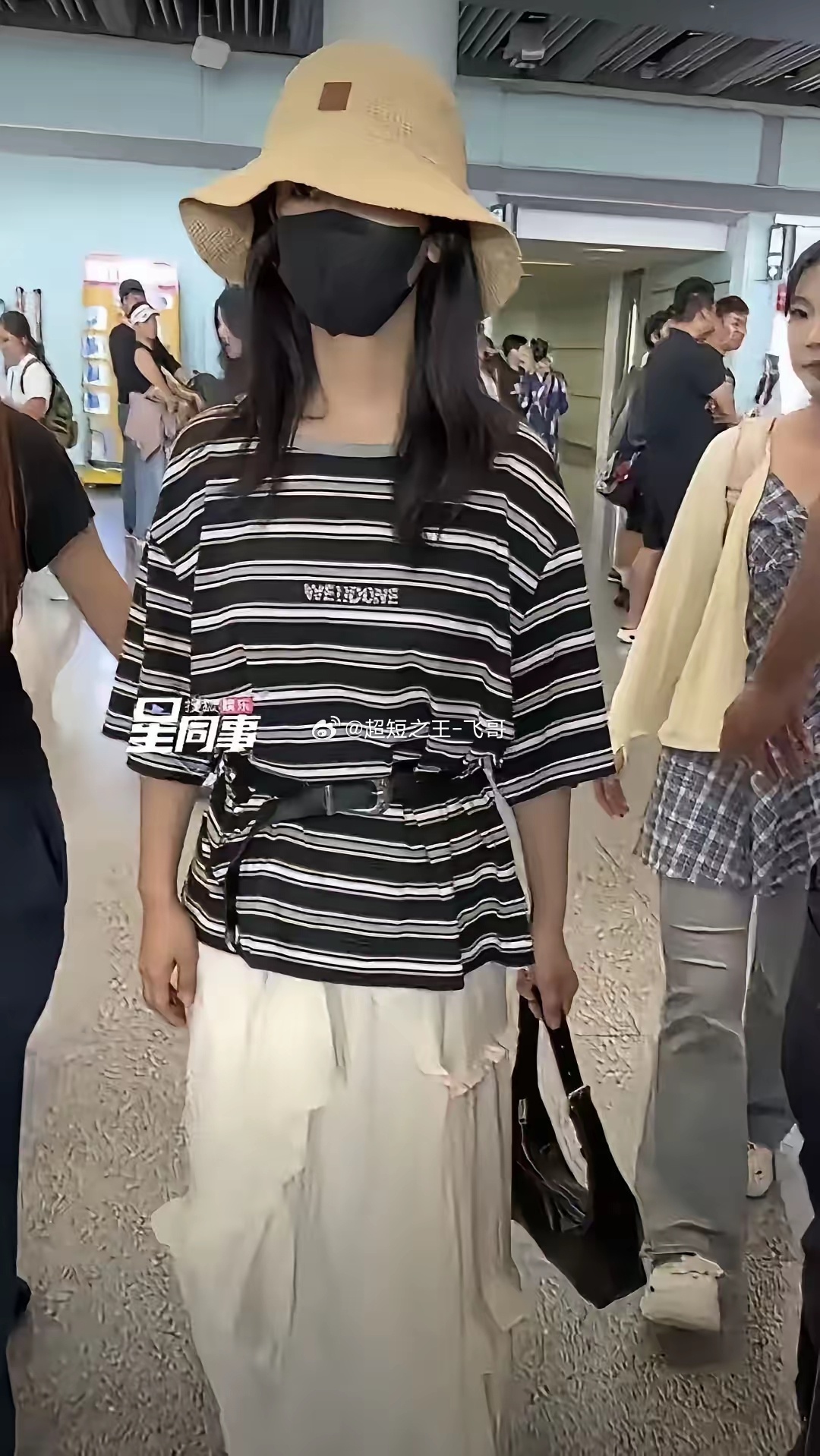 杨紫回京路透！终于明白为什么杨紫34岁了，还单身不嫁。在纽约玩了几天，终于在7月