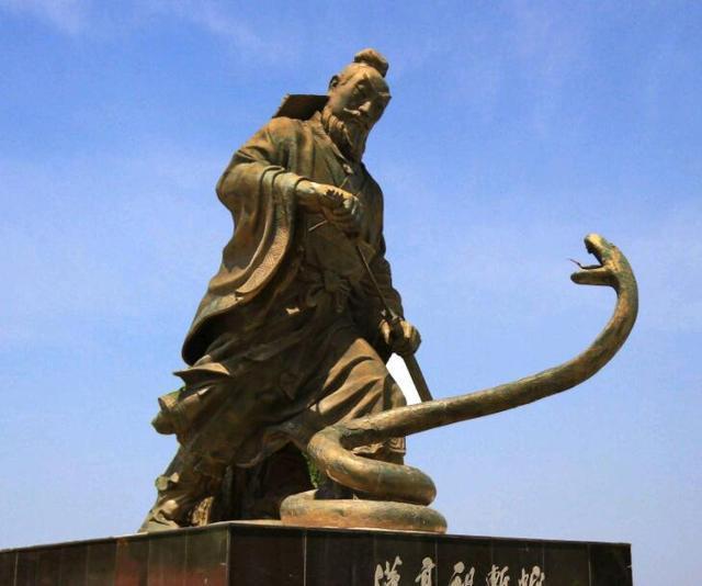 西汉起于白蛇，亡于蟒
秦朝末年，还是亭长的汉高祖刘邦在芒砀山斩白蛇起义，建立了西