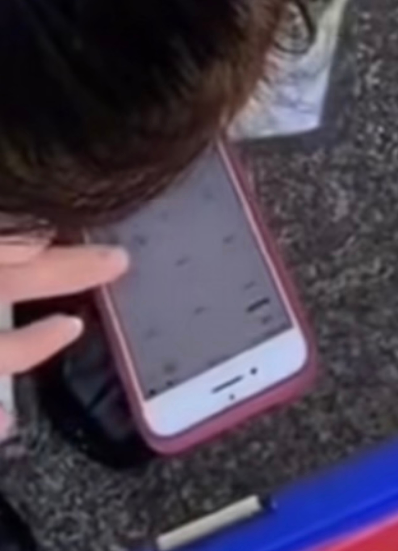 女孩截图假付款她手机相册里全是不同金额的付款截图看样子用这招骗了不少东西这行为比