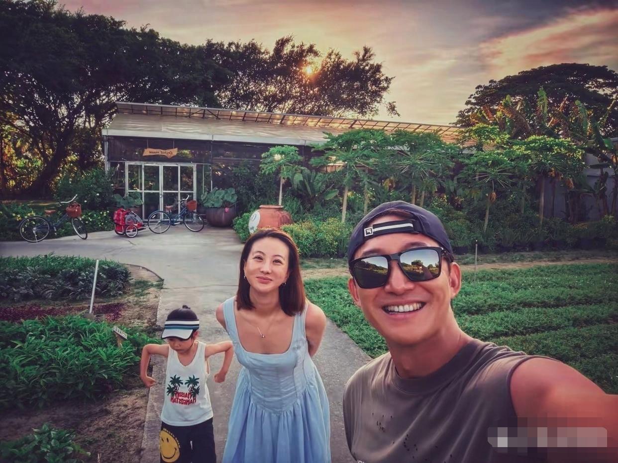 王阳与妻子高斯和他们的孩子，一家三口在田园农场的夕阳自拍合照
王阳是圈内口碑极佳