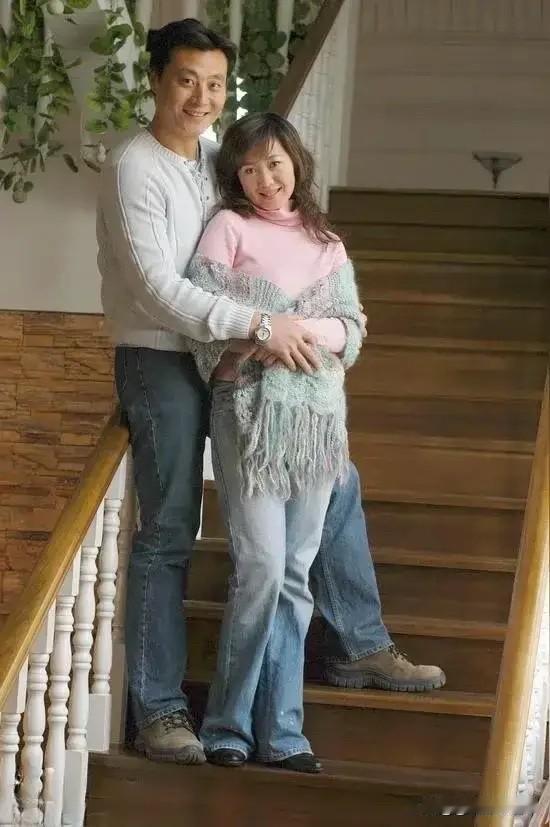 原来他俩是夫妻，​​
结婚多年，
两人不离不弃。

这样的爱情太让人羡慕了，都说