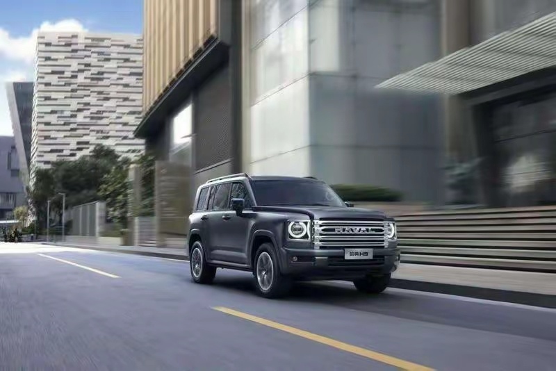 哈弗 H9 是一款国产的中大型 SUV。以下是哈弗 H9 的一些特点：- 外观：