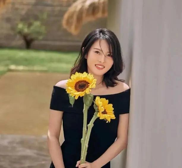 1995年江苏南通的一个普通家庭迎来了一个女婴的出生，她叫陈若琳，没人会想到这个