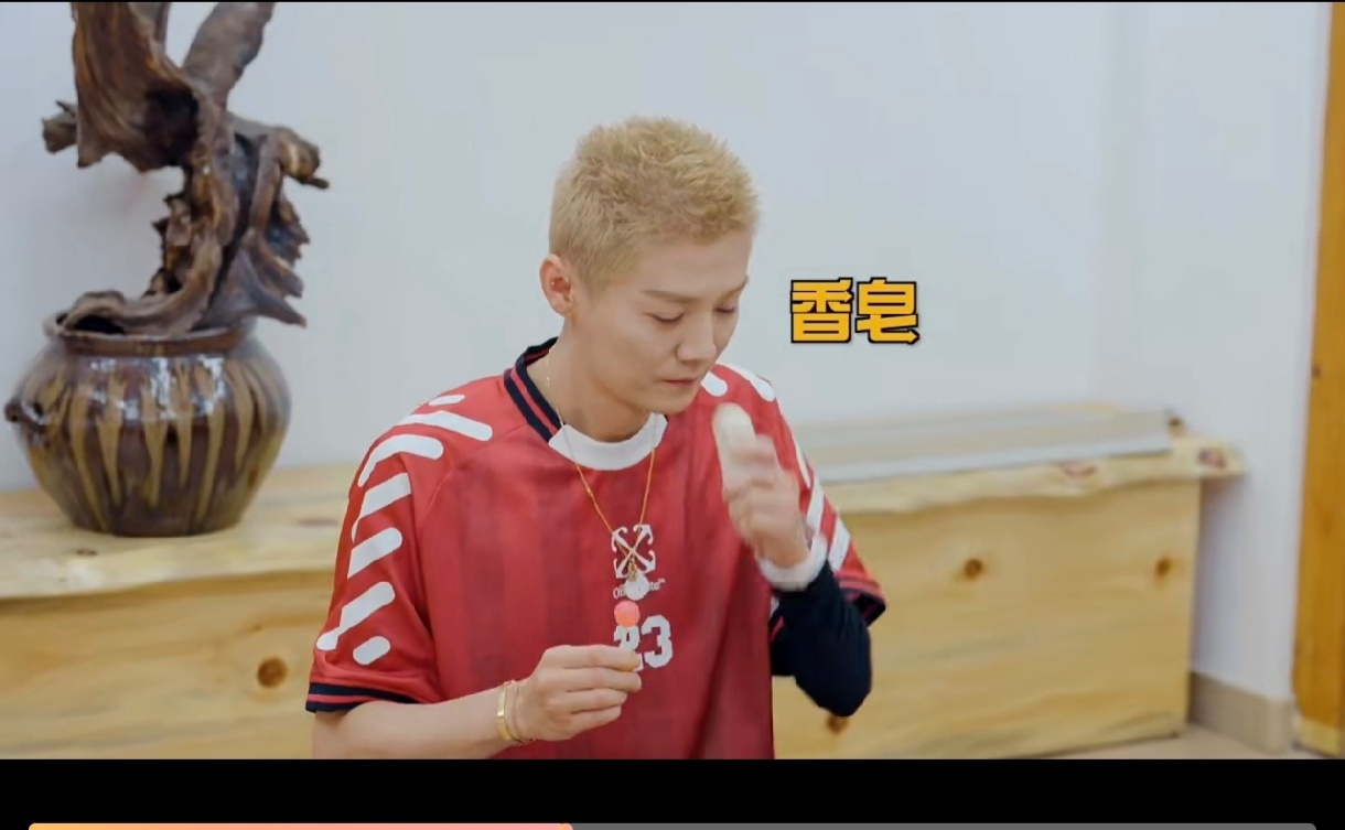 鹿晗分不清棒棒糖和香皂了哈哈哈哈哈 对着两样物品反复辨认，越念越混乱，属实被小鹿
