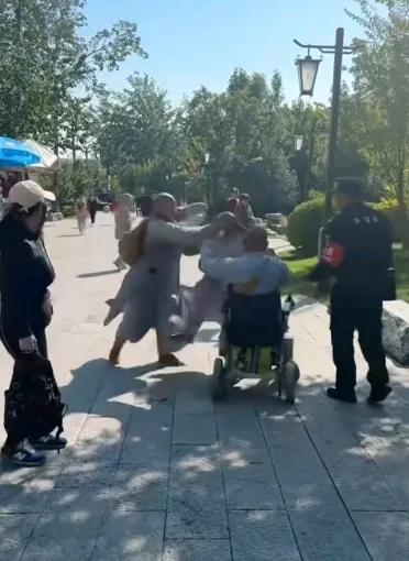 和尚和尼姑打起来了，边打边污言秽语。佛曰：你不下地狱谁下地狱！

才看到一位和尚