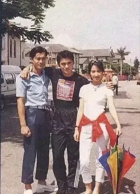 这张照片拍摄于27年前，能认出来三人的，估计都儿女绕膝了吧！ ​​​
