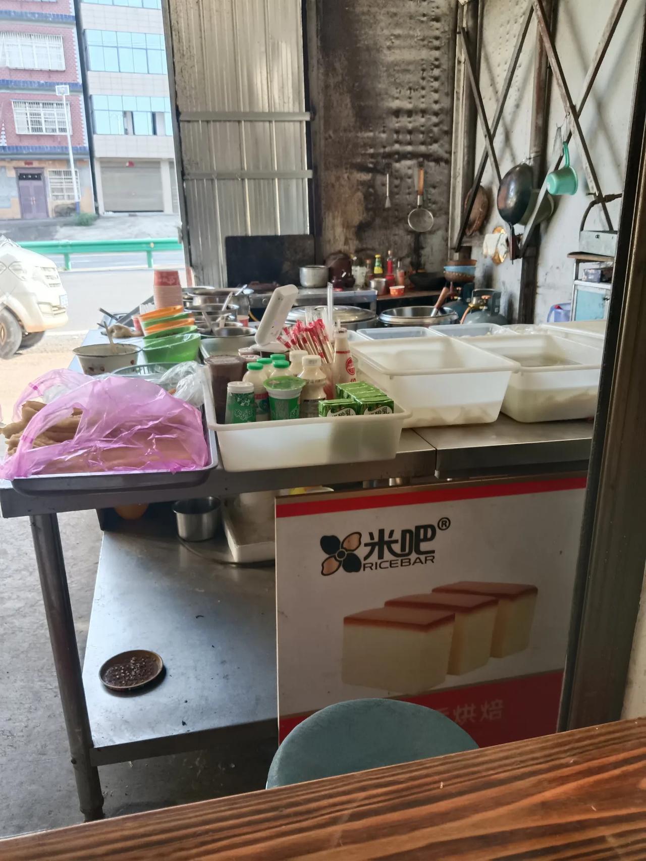 冬日生活打卡季湖北阳新的银耳汤都是1.5元\碗（如下图1、2），稀饭是1元\碗，