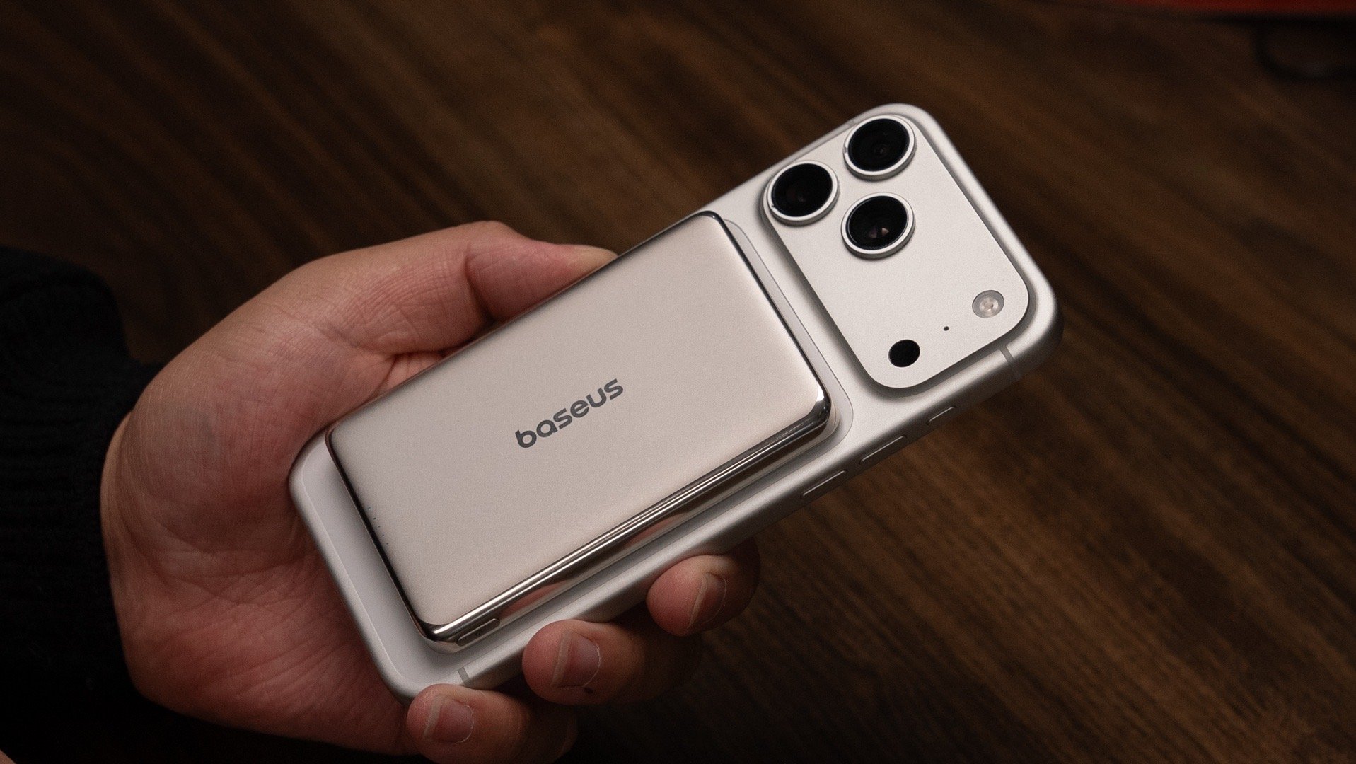 用iPhone的朋友很多啊，这款倍思卡片磁吸可以好好看一看。只有手机一半的厚度和