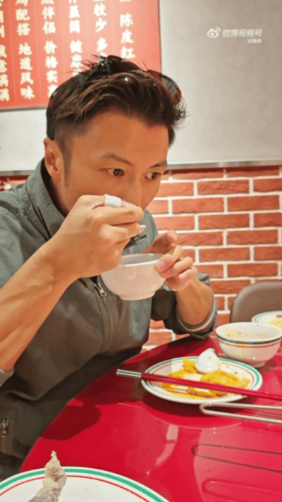 西安偶遇谢霆锋吃油泼面 就安安静静坐那吃面，这顿饭吃得比什么山珍海味都香。 