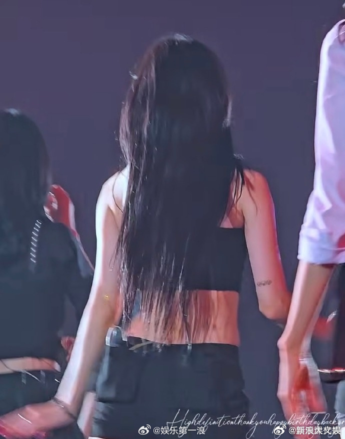 金冬天又露了小狗纹身 金冬天又露了和田柾国同款小狗纹身，对于恋情传闻，两人至今未