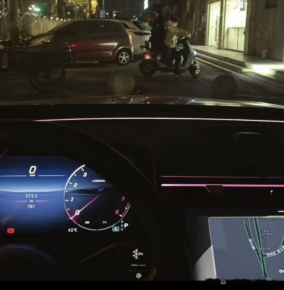 晚上出来买东西的时候
看到女孩陪男孩送外卖
听到女孩子大喊欧耶老公又赚五块钱
给