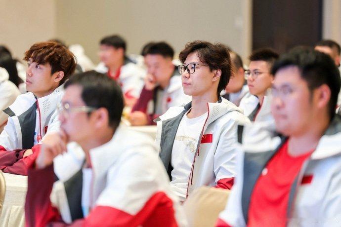 国家游泳队于2025年12月10日冬训动员大会上组织全体运动员、教练员及辅助人员