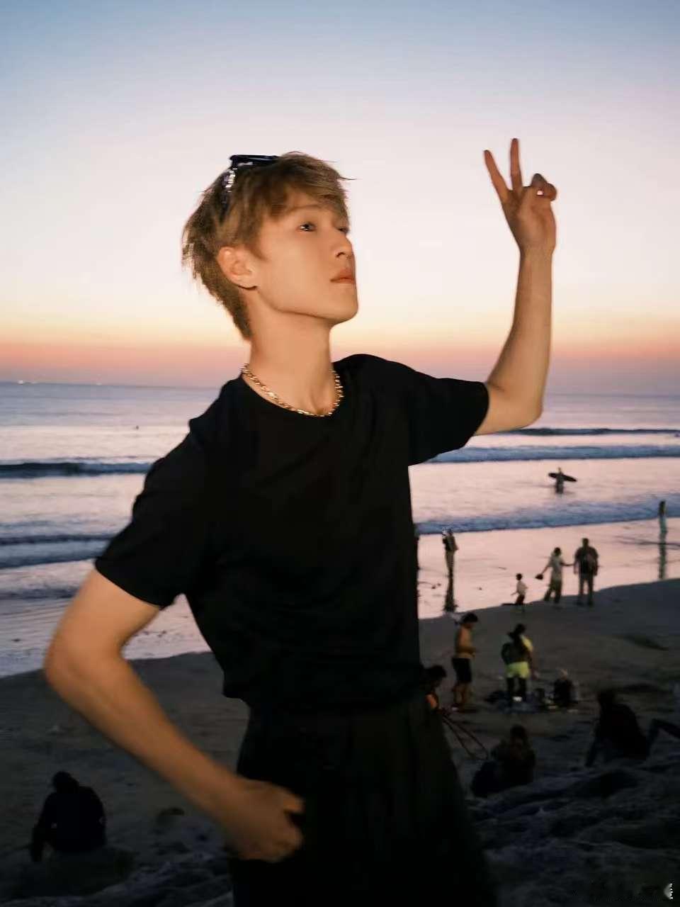 李昀锐💗为李昀锐点亮星愿 以熙攘中觅你，由目之所及，你是涌动人海的唯一