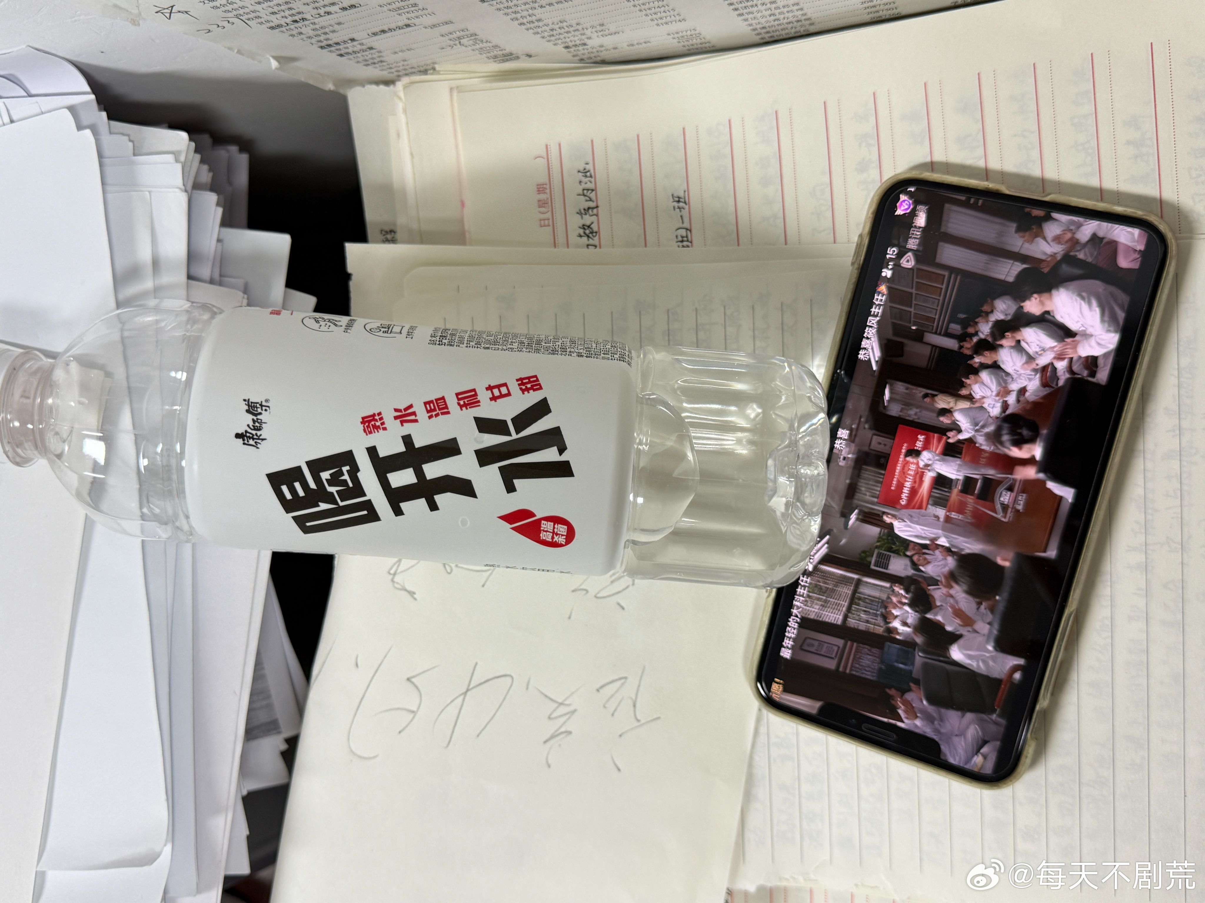 我自己追《问心2》觉得好看，特意给爸妈也买了一箱同款康师傅喝开水，拉着他们一起追