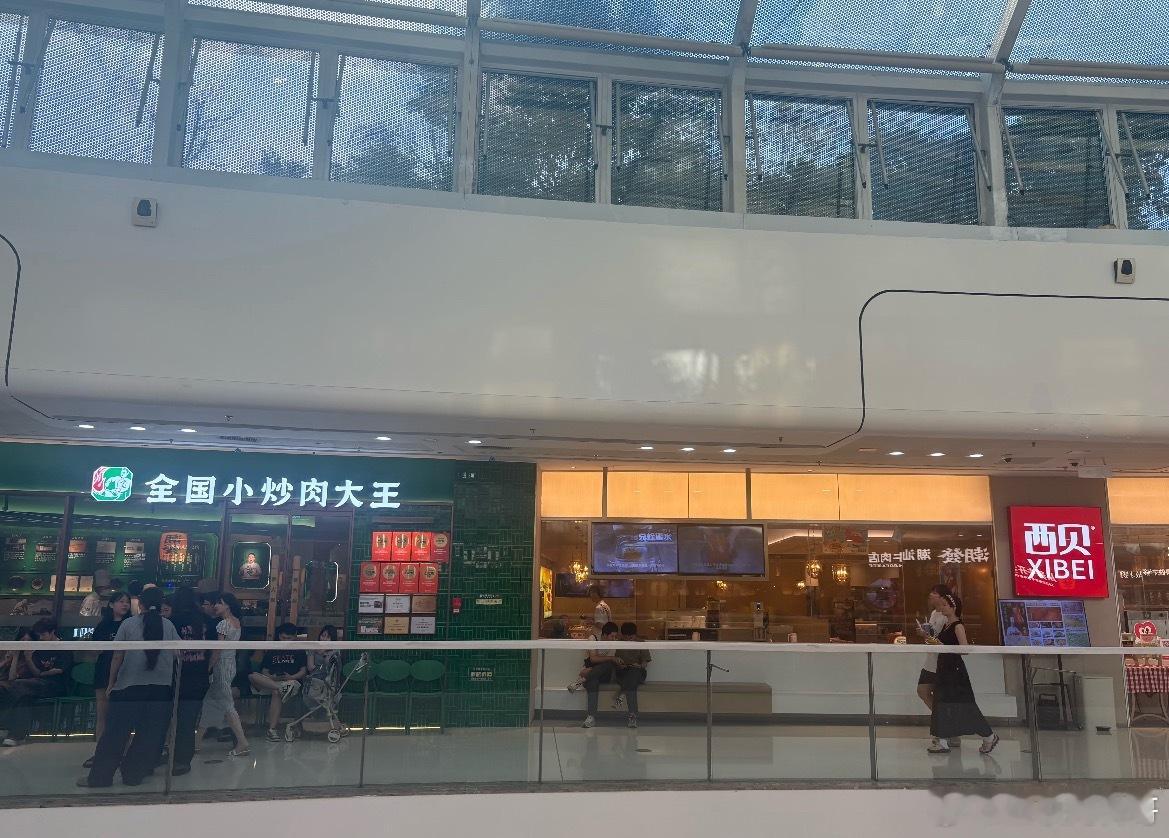 西贝危机远比想象中的更严重！广州某西贝门店的真实情况，费大厨门口一帮排队的，里面