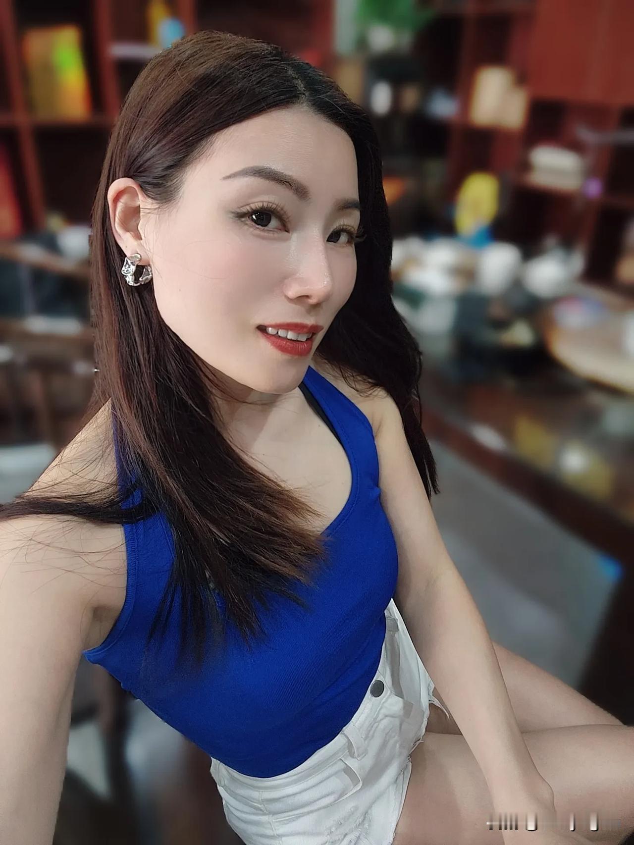 快乐不需要理由，只需要一个简单的心态。日常分享 气质美女 休闲性感时刻 女人味 