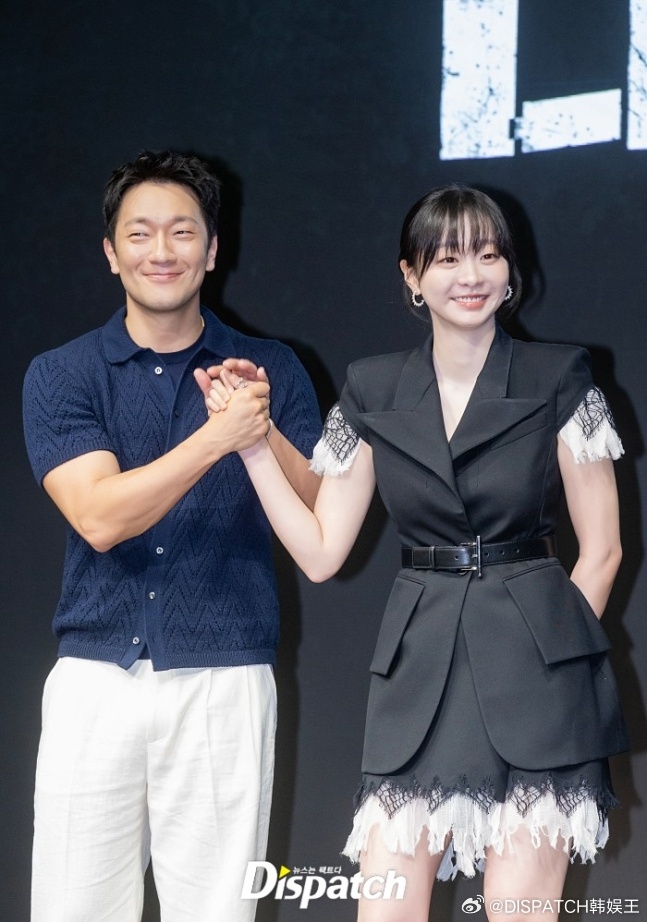 14日，演员孙锡久[超话]金多美[超话] 出席主演韩剧《血谜拼图》制作发布会活动