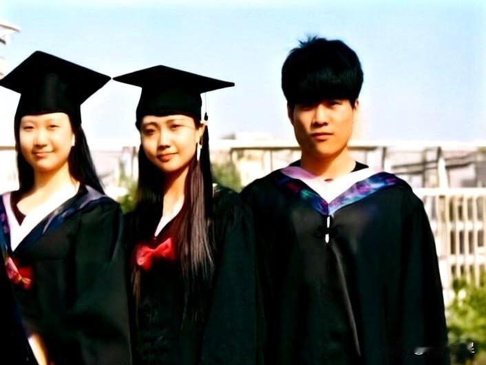 翻出那张大学合影时，三十多位女生挤满画面，他在角落站得笔直，班里唯一的男生。
那