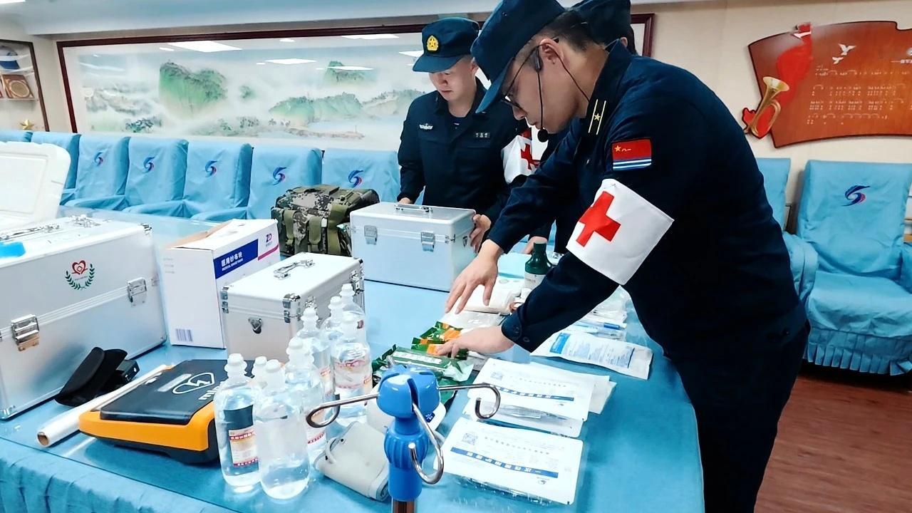 东海舰队救助作业中受伤的浙平渔80212船渔民，渔民左小臂断肢，大量出血。千岛湖