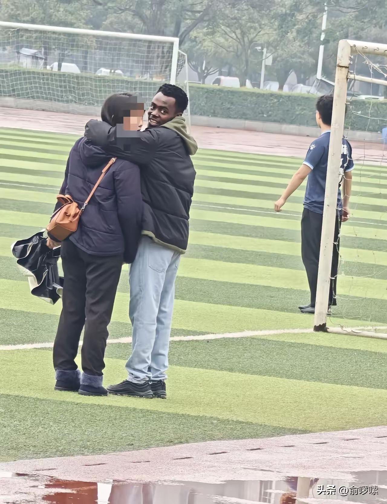 听说他们体味很“香"，三米内都能把人“迷"倒，这女的怎么还往上贴，还是鼻子坏了，